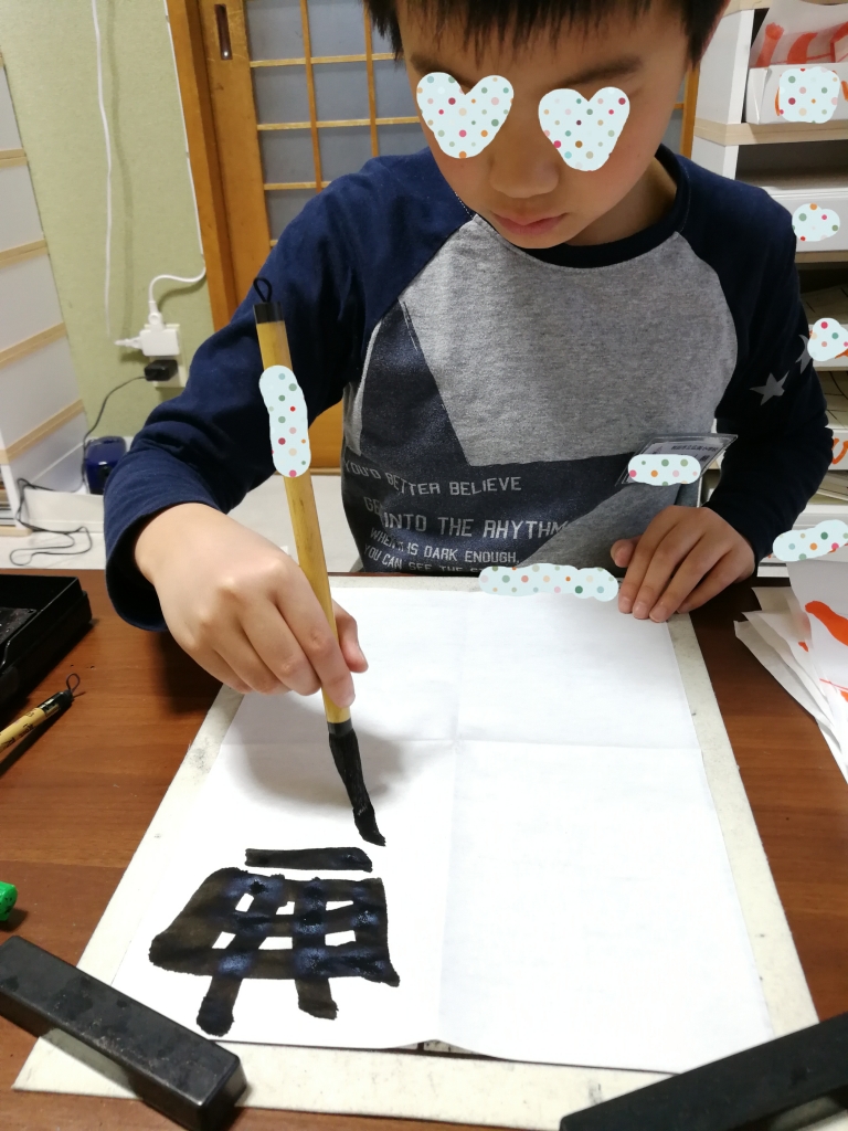 疲れないで書ける!筆が自然と立つ!当教室推奨な筆の持ち方。