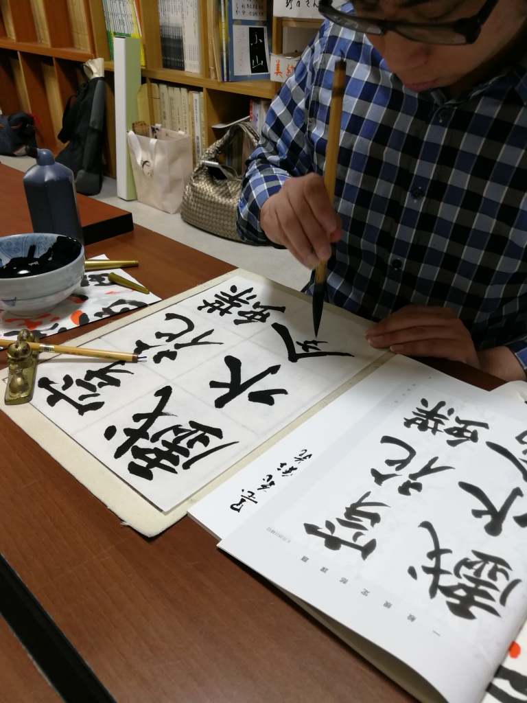 今日も今日とて線を引く。