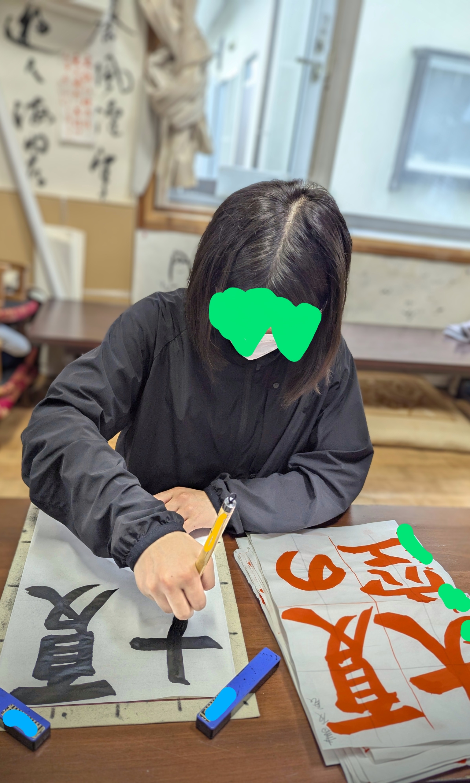 小さい文字は、紙の上を滑らせるように。